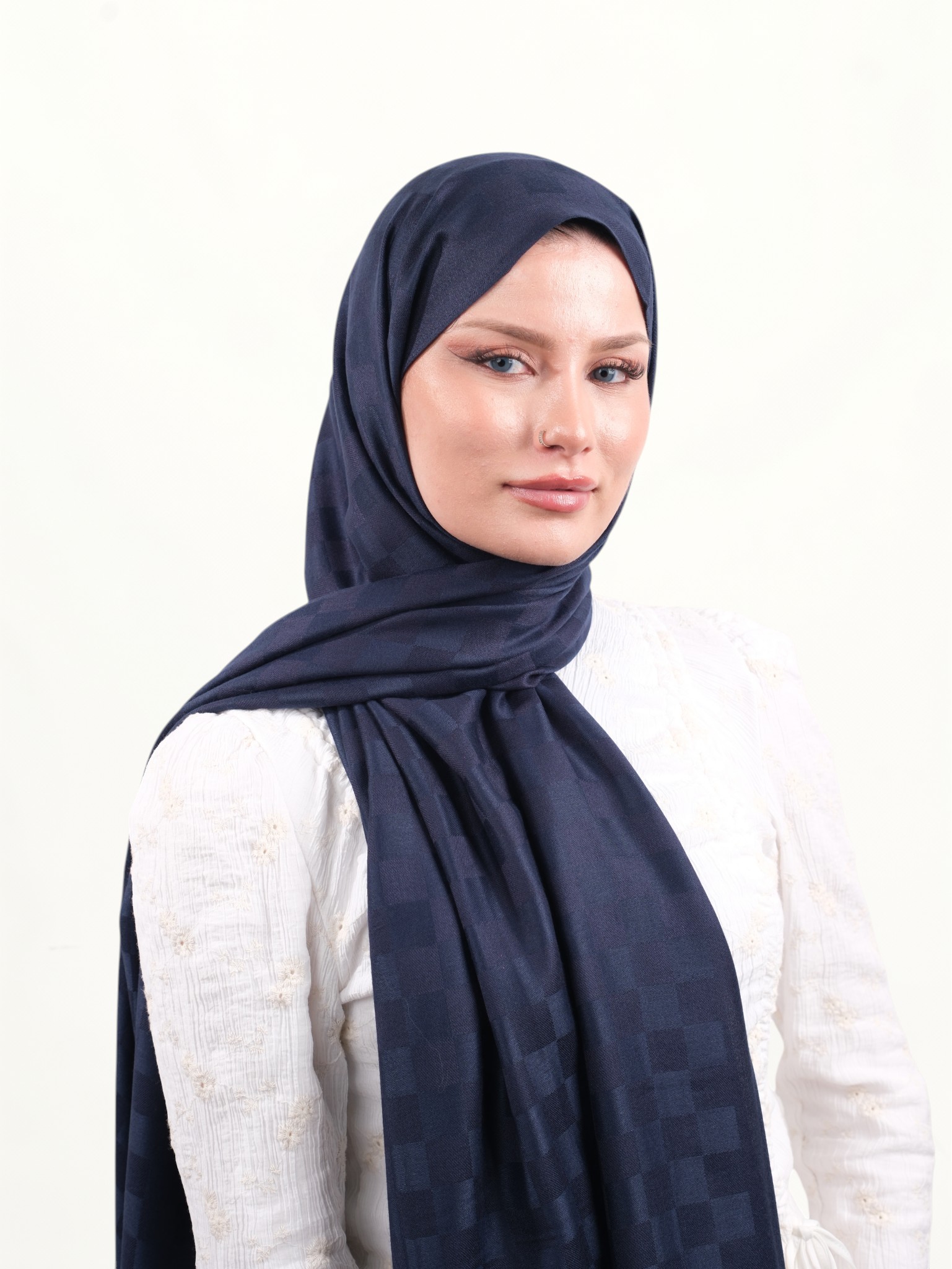 Armine Viskon Şal Lacivert - Görsel 6